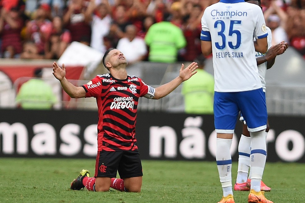 Diego se ajoelha ao sair de Flamengo x Ava&iacute; e se aposentar do futebol &mdash; Foto: Alexandre Dur&atilde;o