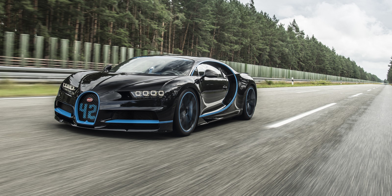 Sabe por que o Bugatti Chiron veio com este número 42 estampado? É o tempo que ele leva para acelerar de 0 a 400 km/h e frear completamente! (Foto: Divulgação)