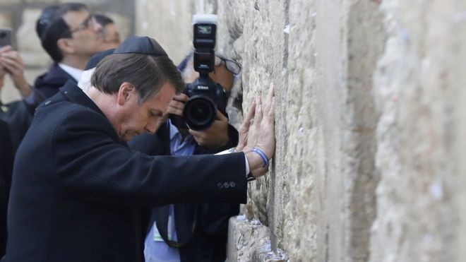 Bolsonaro no Muro das Lamentações, nesta segunda-feira; visita ao local ao lado de Netanyahu é vista por alguns como apoio tácito à soberania de Israel sobre Jerusalém Oriental (Foto: Reuters via BBC)