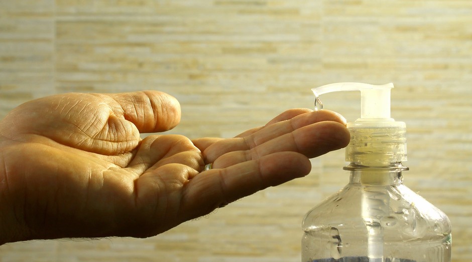 Aplicar álcool gel nas mãos é uma das formas de prevenção (Foto: Reprodução/Pixabay)