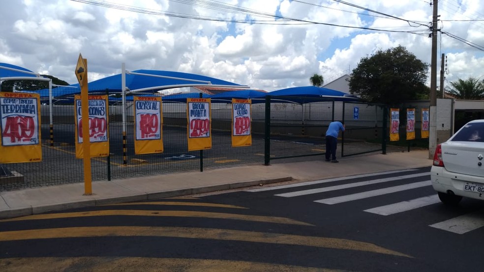 Supermercado fecha as portas as 12h em Araraquara no início das restrições — Foto: Tadeu Toshiba/Arquivo Pessoal