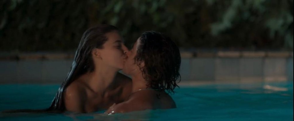 Jove e Juma vão protagonizar uma cena de amor na piscina da mansão — Foto: TV Globo