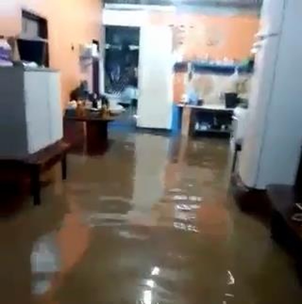 Moradora registrou água da chuva que entrou dentro da casa dela, em Macapá — Foto: Reprodução