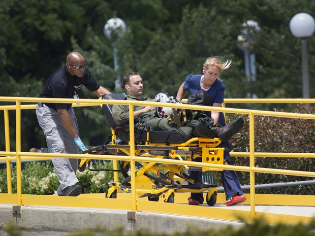 Soldado da Marinha que estava em um dos aviões que colidiram é levado ao hospital na Carolina do Norte  (Foto: L. Todd Spencer/The Virginian-Pilot via AP)