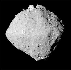 Ryugu é um asteroide com certa aproximação do planeta Terra que orbita o Sol a cada 16 meses (Foto: Wikimedia Commons)
