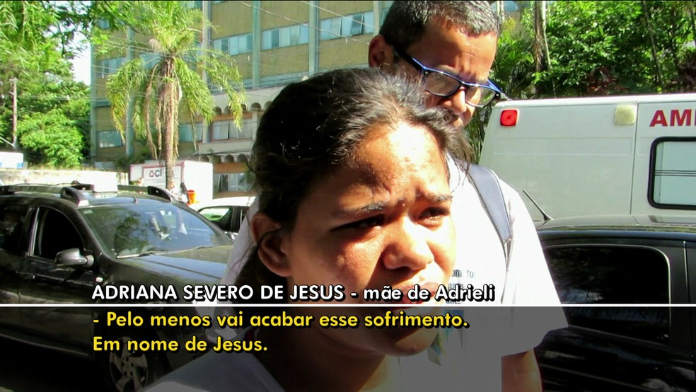 Pais das duas meninas encontradas mortas dentro de van na Zona Leste de São Paulo foram ao IML liberar os corpos das filhas  (Foto: Reprodução/TV Globo)