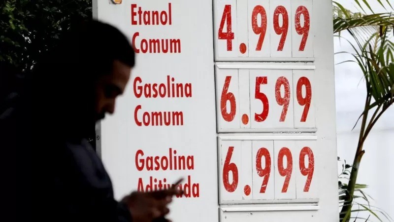 Aumento dos combustíveis terá fortes implicações na economia (Foto: BBC/Filipe Araújo)