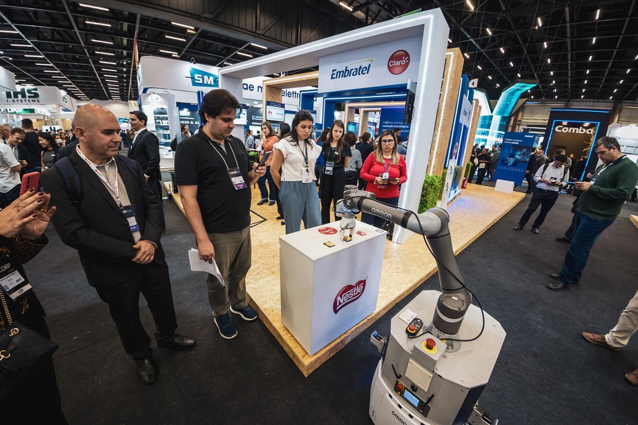 Embratel e Claro demonstraram robôs conectados de uma parceria com a Nestlé, que conta com rede privativa 5G em sua fábrica de Caçapava (SP)