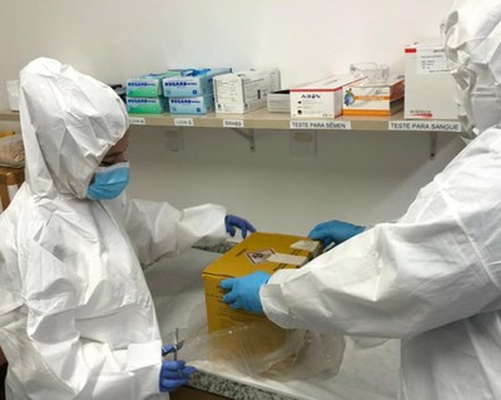 Peritos criminais de Alagoas recebem caixa coletora com seringas e agulhas utilizadas na vacinação contra a Covid-19 em Maceió — Foto: Assessoria/Perícia Oficial de Alagoas