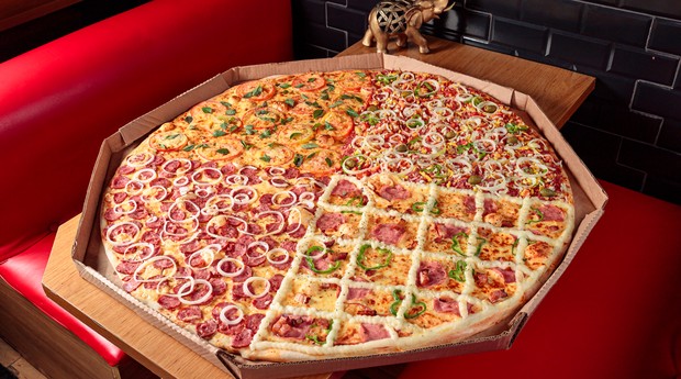 A mega pizza de 90 cm da Elephant: serve 15 pessoas e pode ser dividida em quatro sabores (Foto: Divulgação)