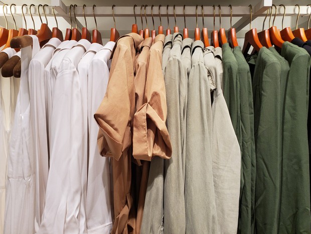 Neatly hung clothes on hangers (Foto: Getty Images)