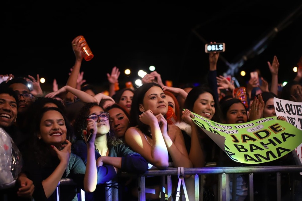 FÃ£s se 'espremem' para acompanhar show de Luan (Foto: LaÃ©cio Lacerda)