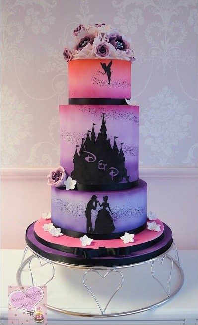 Esse bolo degradê inspirado na Sininho, Cinderela e o Príncipe foi feito por 'emmazingbakes' (Foto: Instagram)