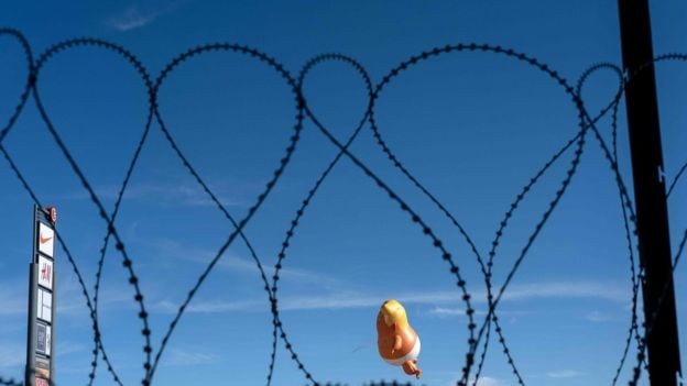Trump já chegou a ameaçar fechar a fronteira com o México (Foto: AFP/BBC)