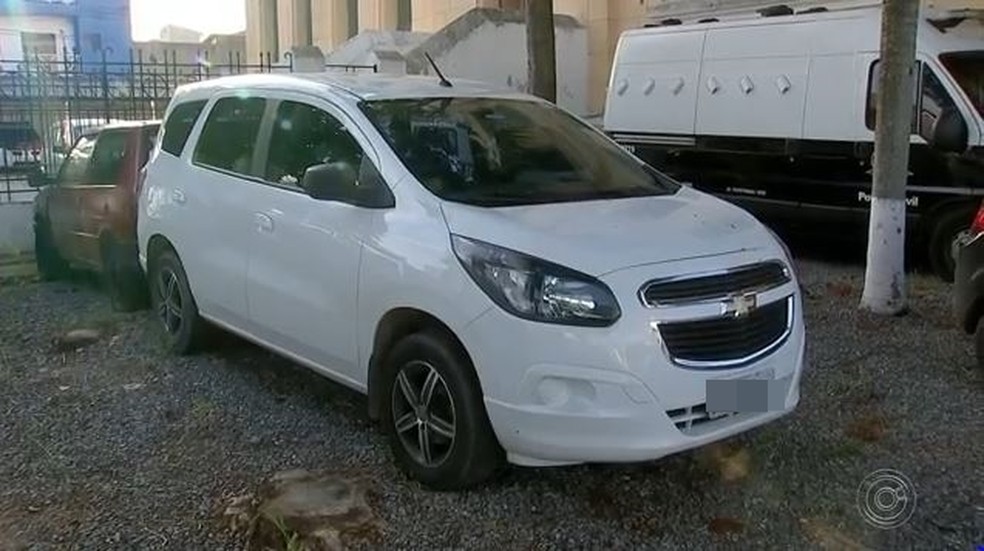 Homem foi preso apÃ³s ser flagrado com carro roupado â€” Foto: ReproduÃ§Ã£o/TV TEM