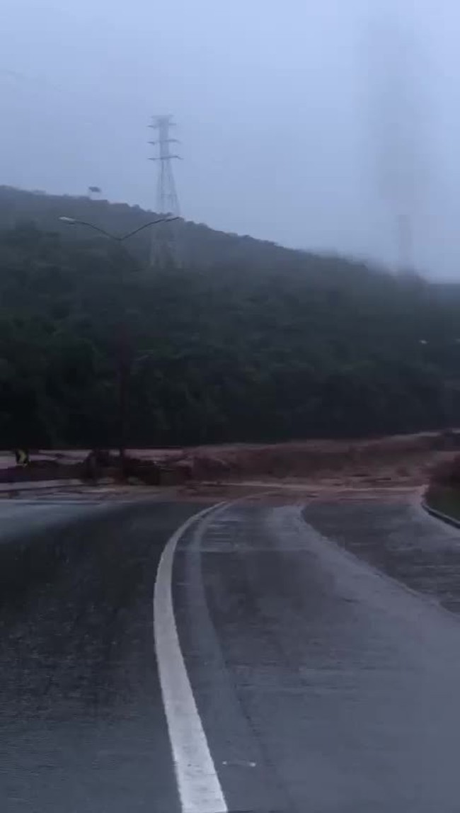 Pilha de aterro desliza, cai em dique e lama com minrio atinge BR-040, na Grande BH