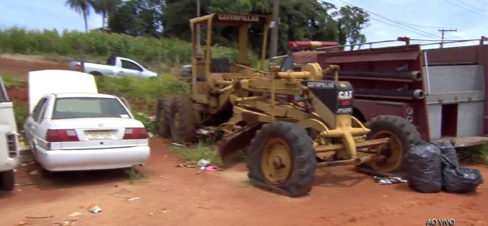 Carros estão degradados pela ação do tempo e o acúmulo de lixo (Foto: EPTV)