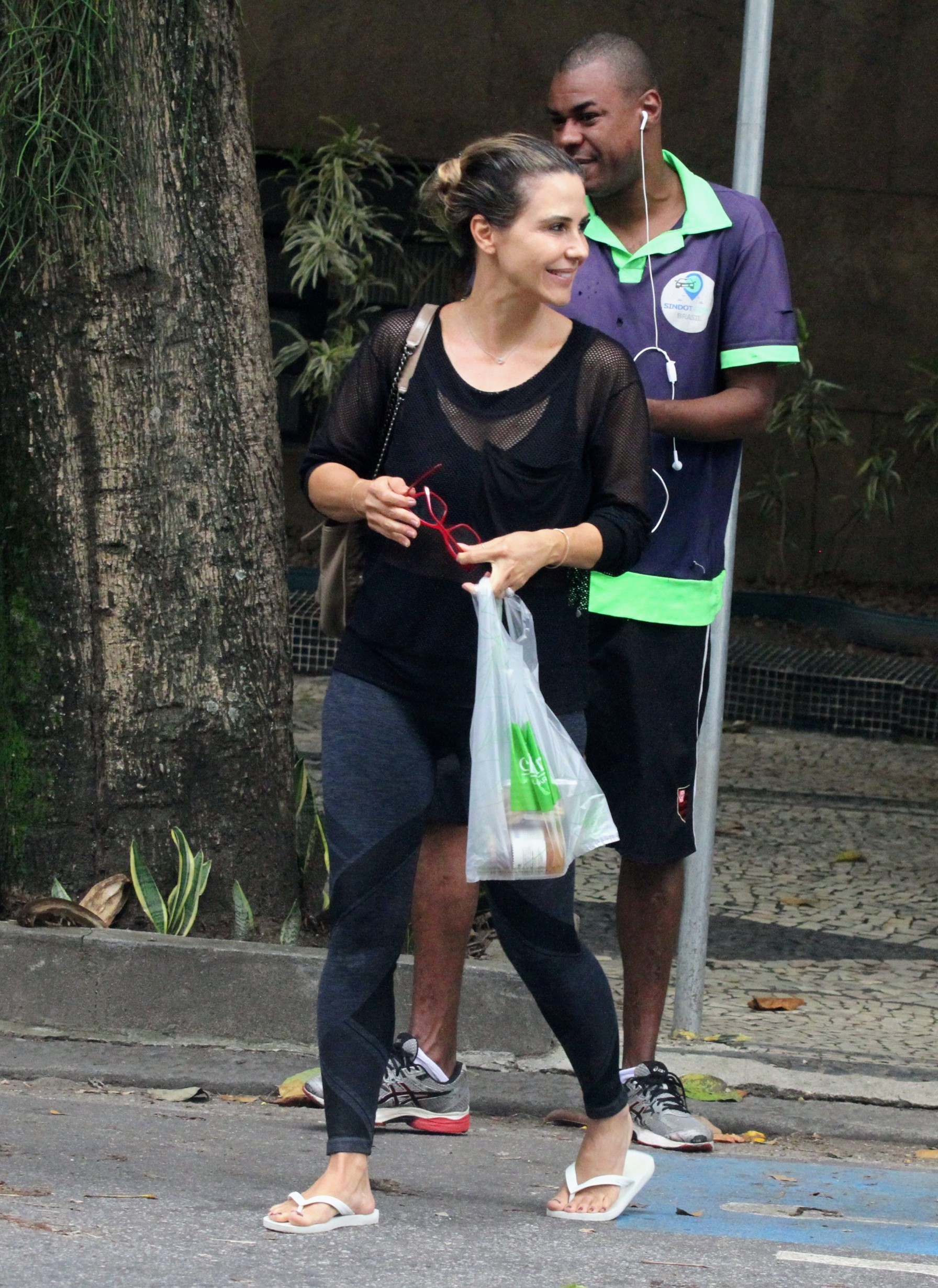 Guilhermina Guinle deixa restaurante com quentinha no Rio (Foto: Daniel Delmiro/AgNews)