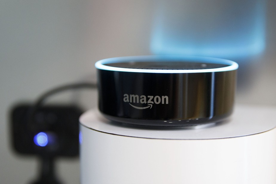 Echo Dot, smart  speaker da Amazon, usado com a assistente virtual Alexa