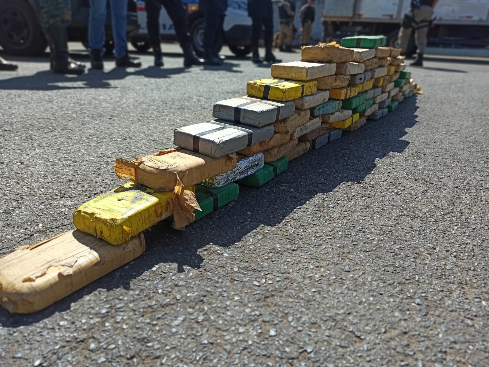VÍDEO: mais de 60 kg de pasta base de cocaína são encontrados em fundo falso de caminhão em Patos de Minas