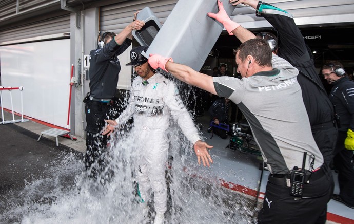 Lewis Hamilton mercedes gp da Bélgica banho de balde com gelo (Foto: Agência AFP)