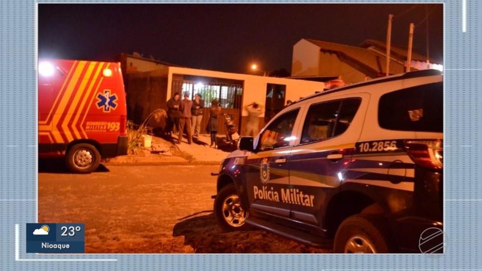 Polícia no local onde a idosa foi encontrada morta — Foto: Reprodução/TV Morena