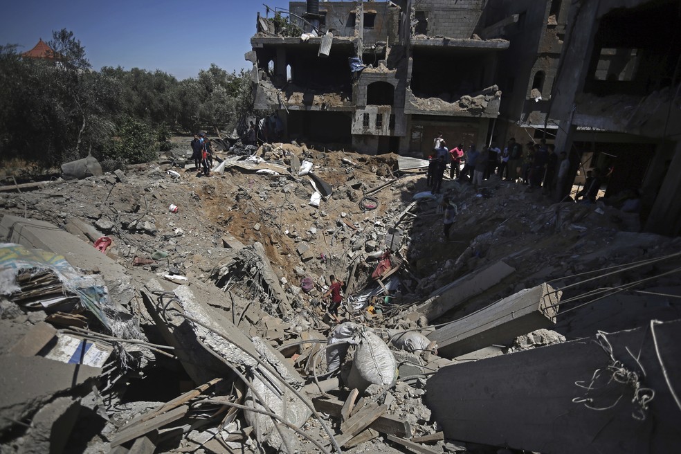 Casa destruída por ataque aéreo israelense na cidade de Khan Younis, no sul da Faixa de Gaza, em 19 de maio  — Foto: Yousef Masoud/AP