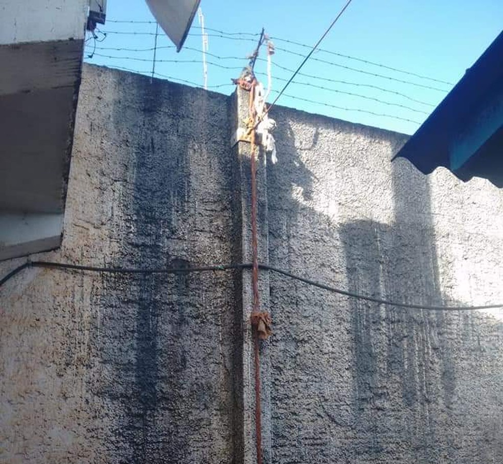Detentos pularam um muro de quase três metros e fugiram do presídio de Cacoal. — Foto: Reprodução/ WhatsApp