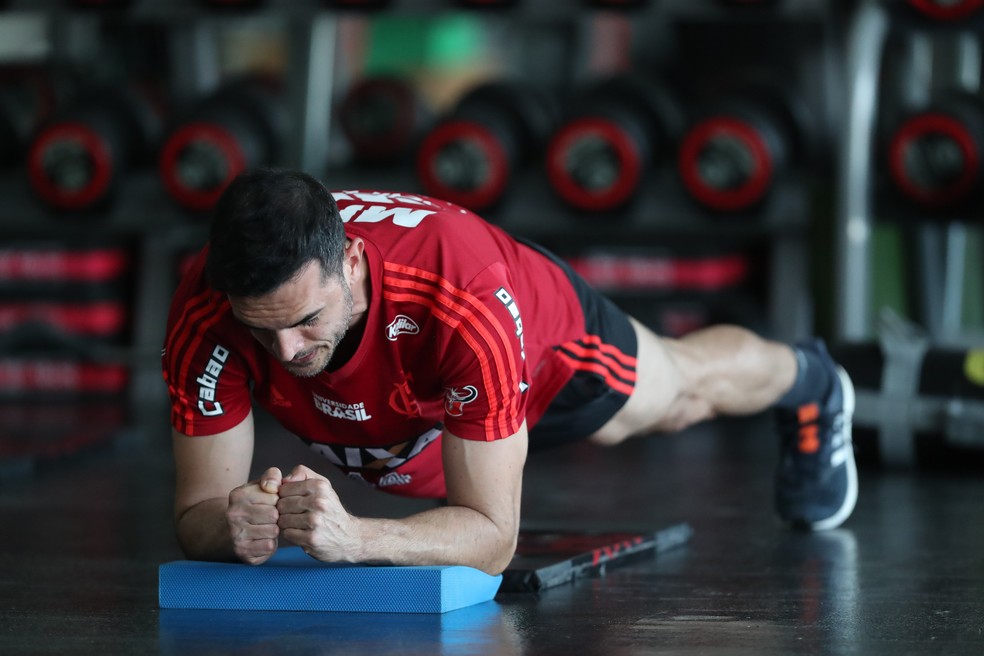 Rhodolfo trabalha na parte interna do CT: jogador cuida de edema na coxa e fica fora das &uacute;ltimas partidas &mdash; Foto: Gilvan de Souza / Flamengo