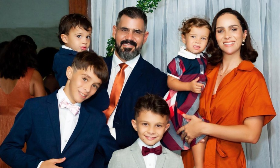 Juliano Cazarré e Letícia Cazarré em casamento com os filhos Vicente, Inácio, Gaspar e Maria Madalena