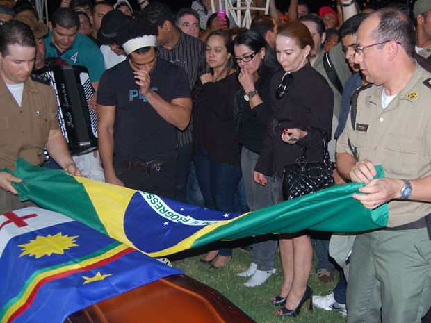 Grupo de sanfoneiros, músicos e familiares acompanharam sepultamento de Dominguinhos (Foto: Priscila Miranda / G1)