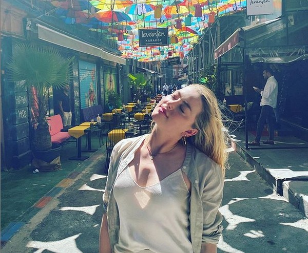 A atriz e modelo Amber Heard em seu passeio pela Turquia (Foto: Instagram)