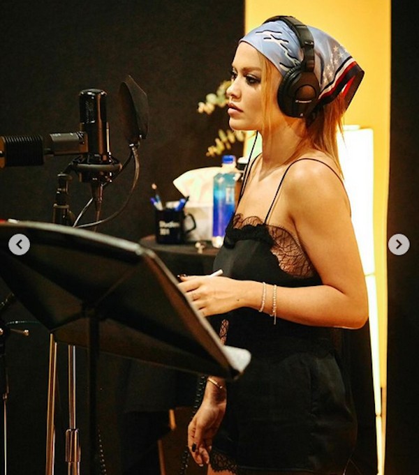 A cantora Rita Ora de pijama de seda em um estúdio de gravação (Foto: Instagram)