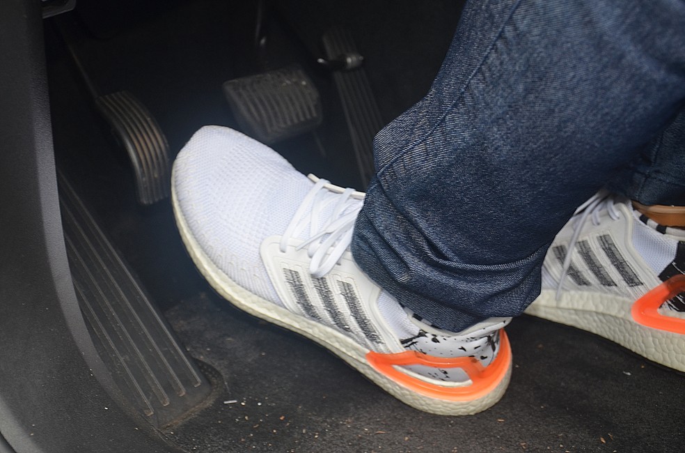 O Volvo XC90 de Daniel Dias possui um pedal de aceleração no lado esquerdo — Foto: André Schaun/Autoesporte