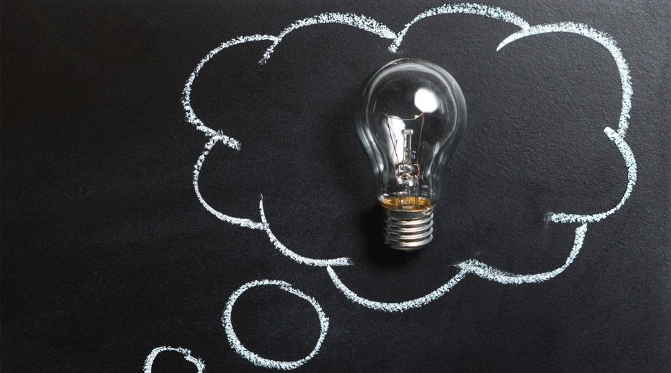 Lâmpada em pensamento: ideia, inovação (Foto: Pixabay/Reprodução)