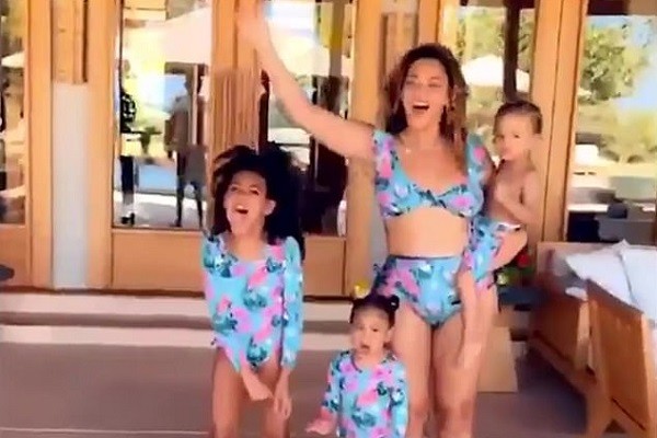 Beyoncé com seus três filhos: Blue Ivy, Sir e Rumi (Foto: Instagram)