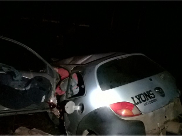 Motorista perdeu o controle do carro e capotou após bater em mureta na AMG-2040 em Guapé, MG (Foto: Corpo de Bombeiros)