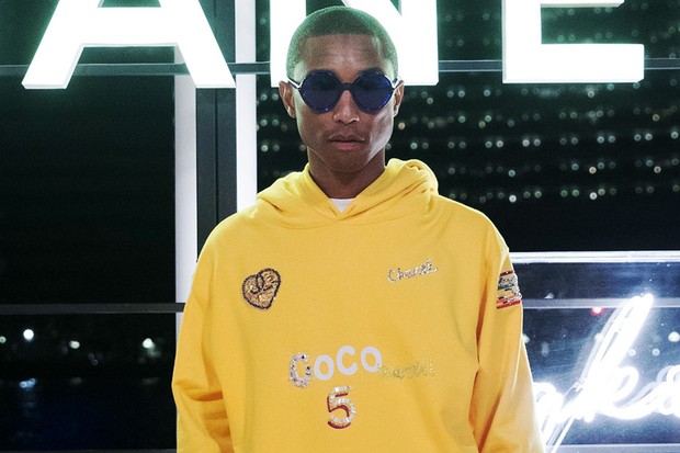 Pharrell Williams vestindo o moletom de sua própria coleção com a Chanel (Foto: Getty Images)