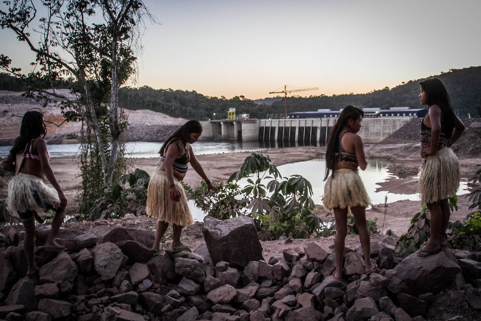 Mulheres lideranças Munduruku caminham sobre pedrais da Usina Hidrelétrica de São Manoel  — Foto: Divulgação / Coletivo Proteja 