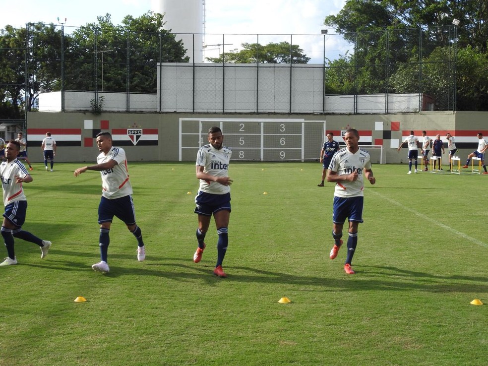 Jogadores do São Paulo fazem aquecimento no CT da Barra Funda — Foto: Marcelo Hazan
