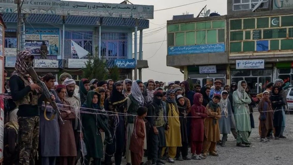 Pessoas na cidade de Sharan, capital da província de Paktika, em fila para doar sangue para as vítimas do terremoto — Foto: Getty Images/Via BBC