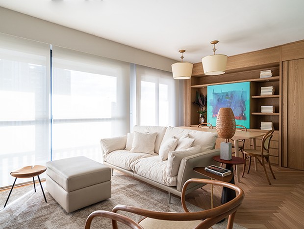 Marcenaria multifuncional é a estrela do décor em apartamento de 60 m² (Foto: Roberta Geweh)