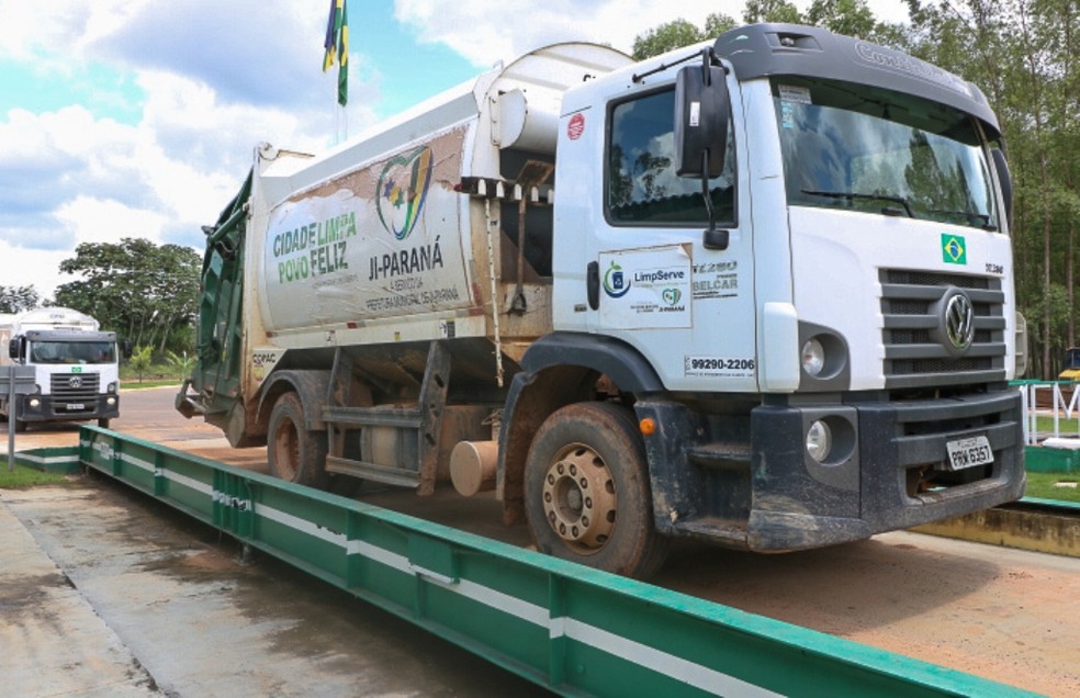 Caminhão de lixo passará por duas pesagens antes de despejar os resíduos no aterro — Foto: Prefeitura de Ji-Paraná/Divulgação