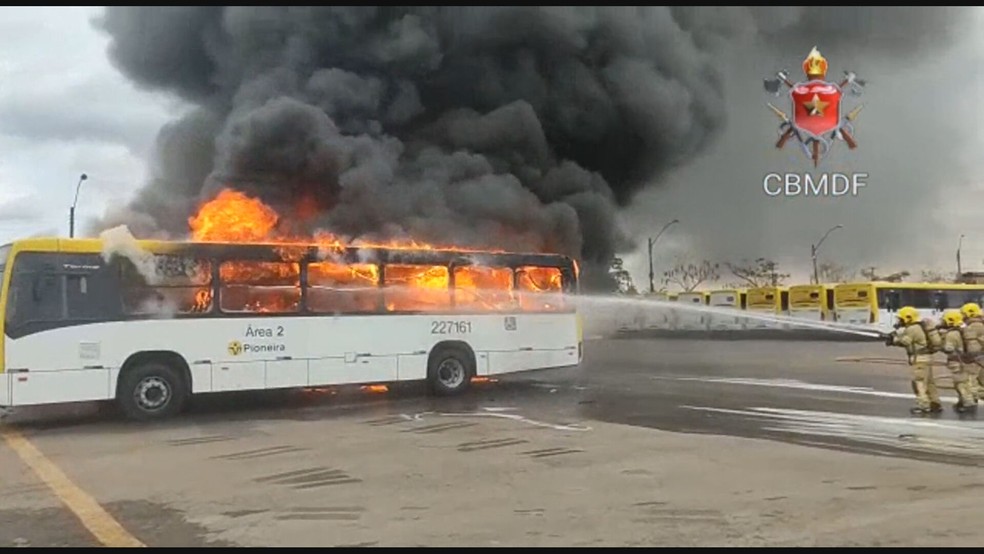 Incêndio atinge ônibus em São Sebastião, no DF — Foto: CBMDF/Divulgação