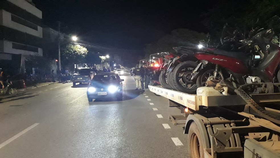 Agentes apreenderam 17 veículos por irregularidades. — Foto: Polícia Militar