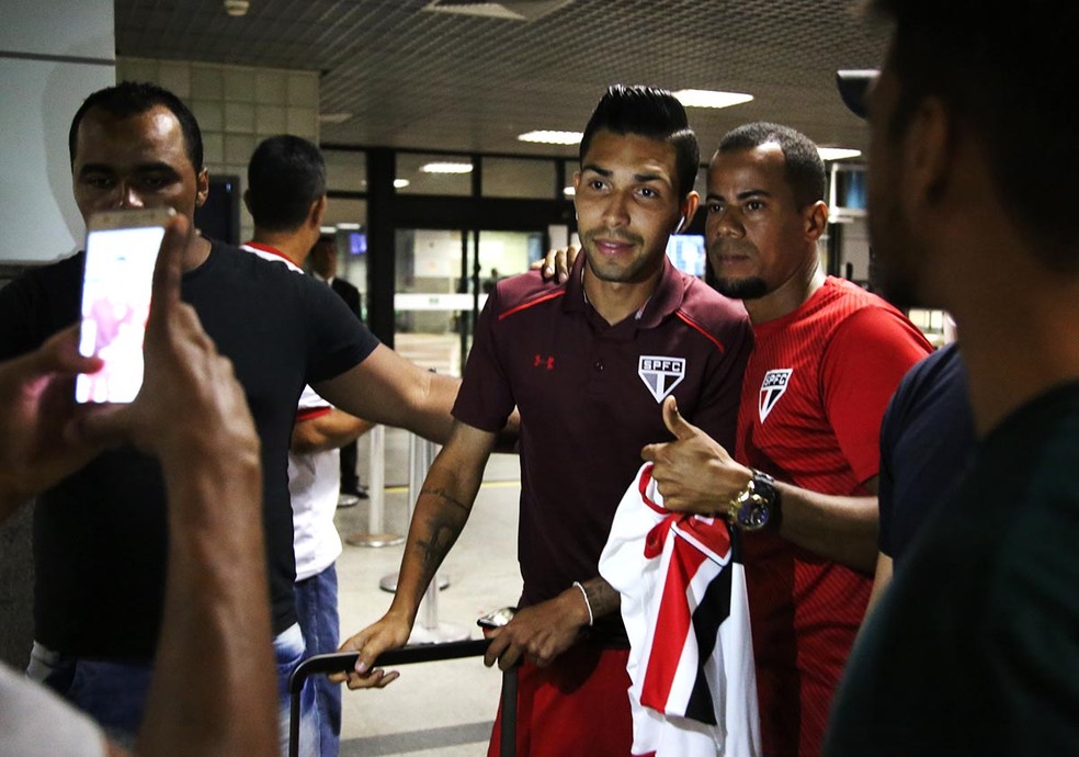 Petros posa para fotos com os fãs na chegada do São Paulo a Salvador (Foto: Rubens Chiri / saopaulofc.net)