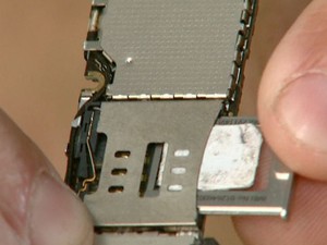 Corte de chip pode estragar aparelho celular (Foto: Paulo Chiari/EPTV)