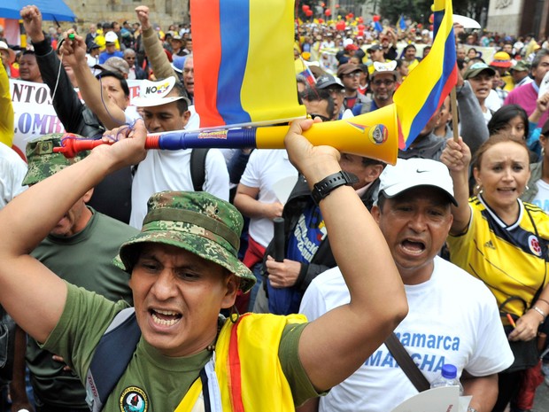 Colombianos protestam contra o governo do presidente Juan Manuel Santos e as FARC em Bogotá, no sábado (2) (Foto: AFP Photo/Guillermo Legaria)