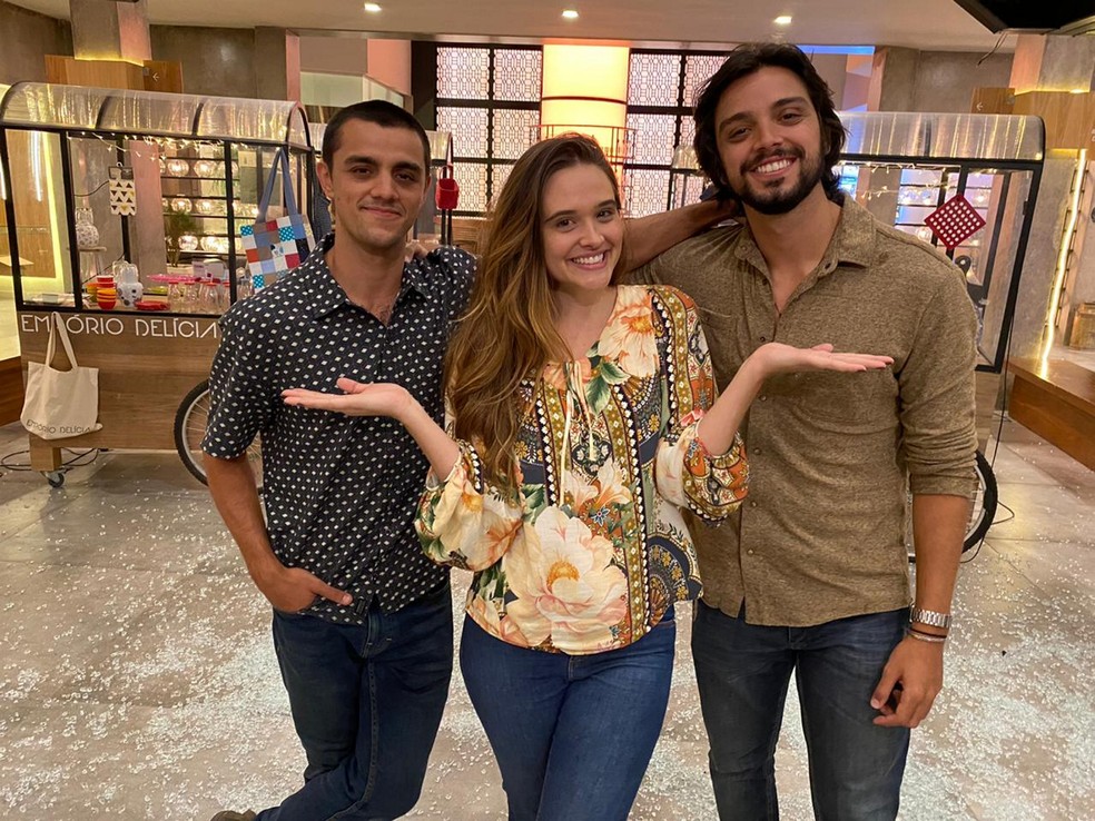 Téo (Felipe Simas), Luna (Juliana Paiva) e Alejandro (Rodrigo Simas) em 'Salve-se Quem Puder' — Foto: Danilo Togo/Globo