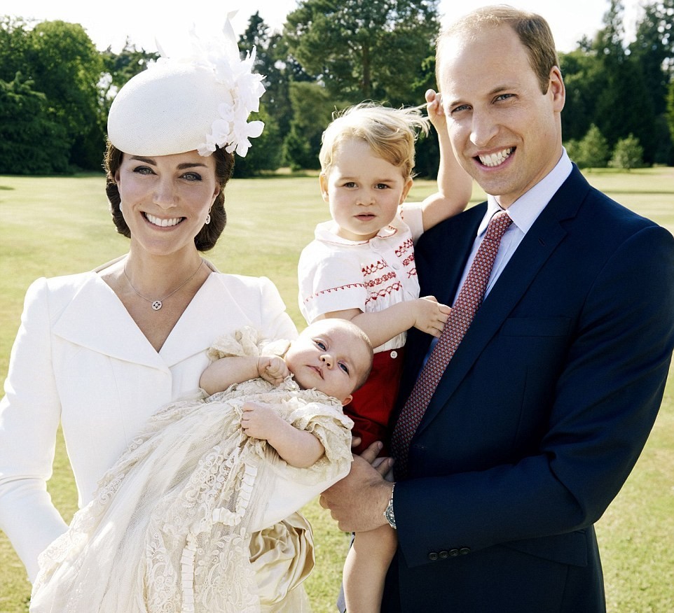 O batizado da princesa Charlotte, filha de Kate Middleton e do príncipe William, pelas lentes de Mario Testino (Foto: Divulgação)